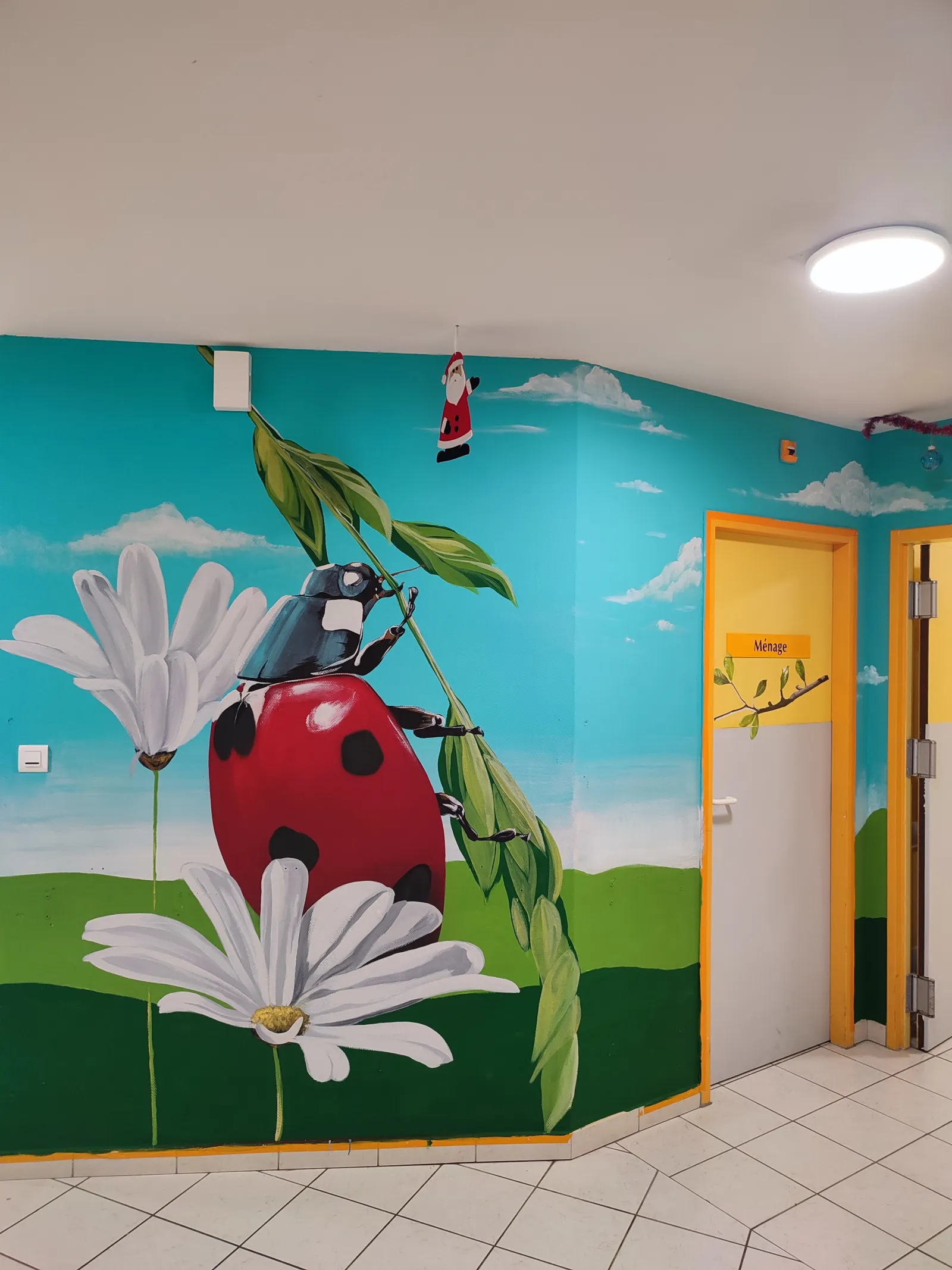 Atelier fresque de Noël — enfants peignant