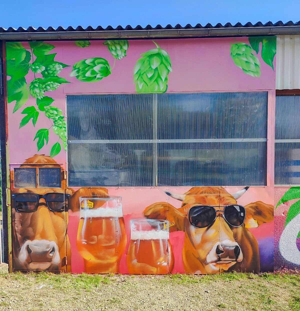 Fresque murale extérieure pop art avec deux vaches portant des lunettes de soleil