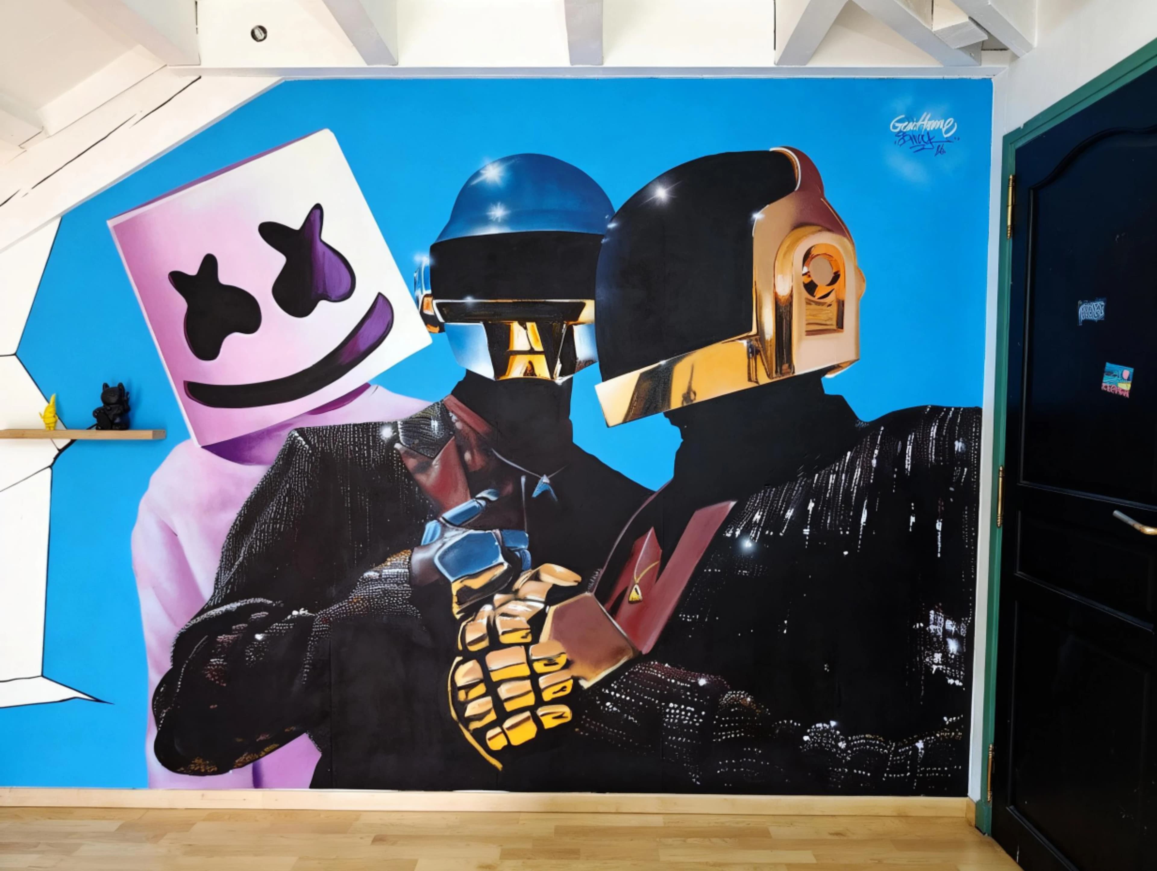 Fresque murale Daft Punk avec casques iconiques et couleurs vives