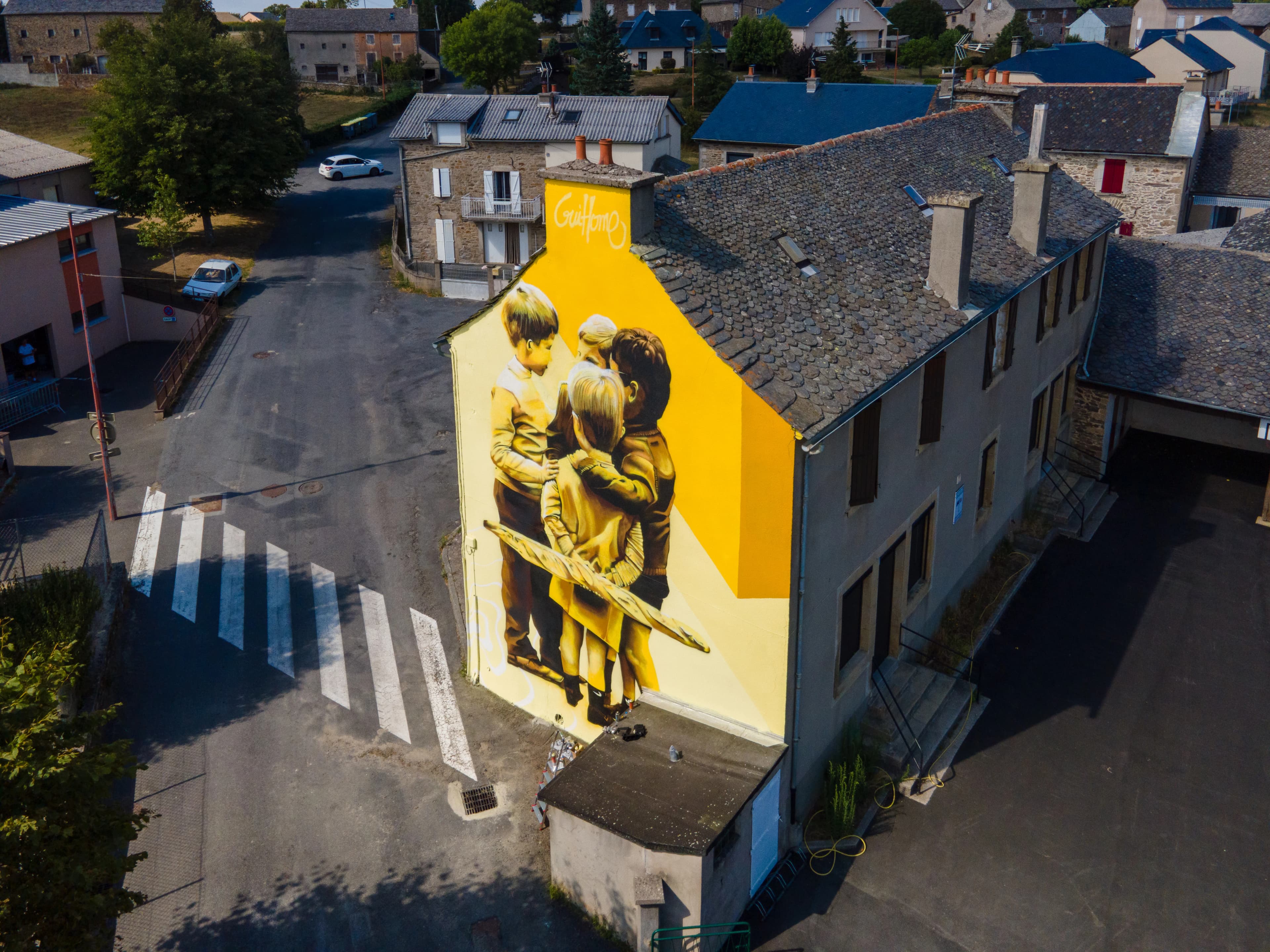 Fresque façade école Trémouilles — vue drone