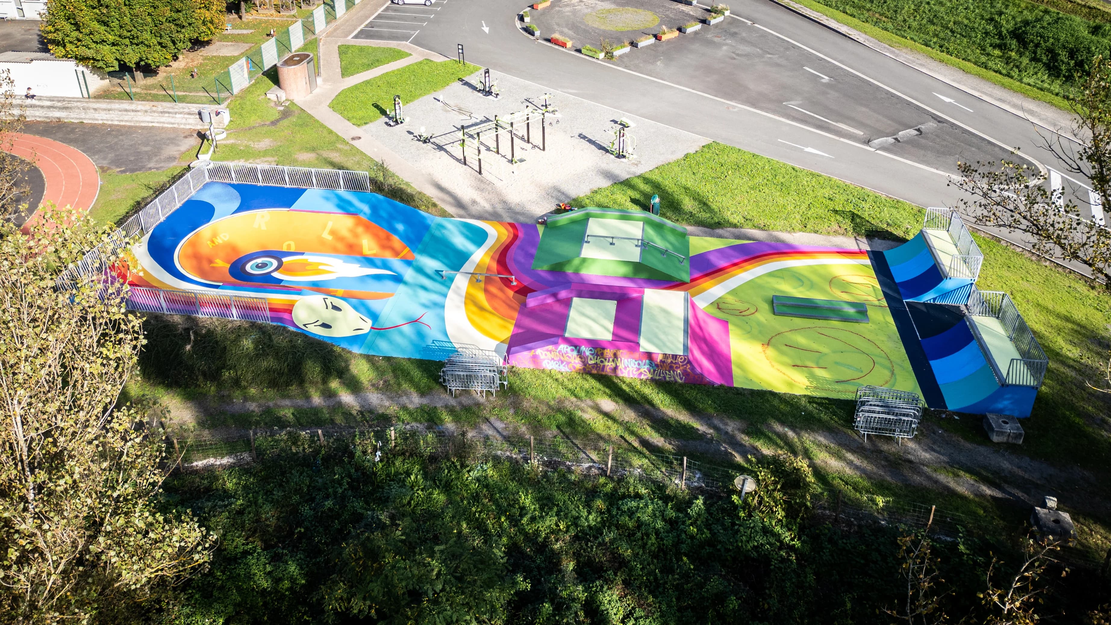 Vue d'ensemble du skate parc de Decazeville avec fresques murales colorées