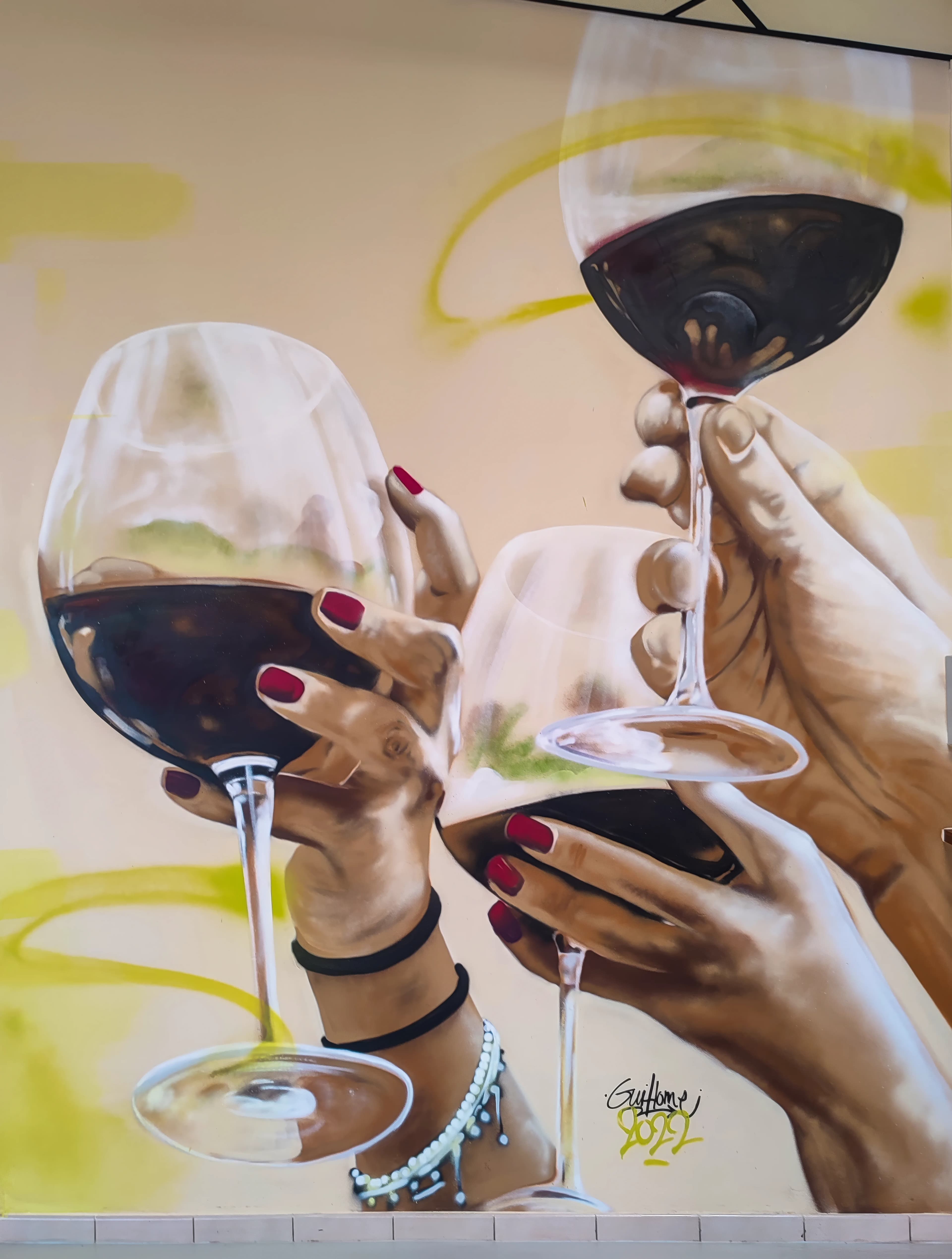 Fresque murale réaliste — mains portant des verres de vin