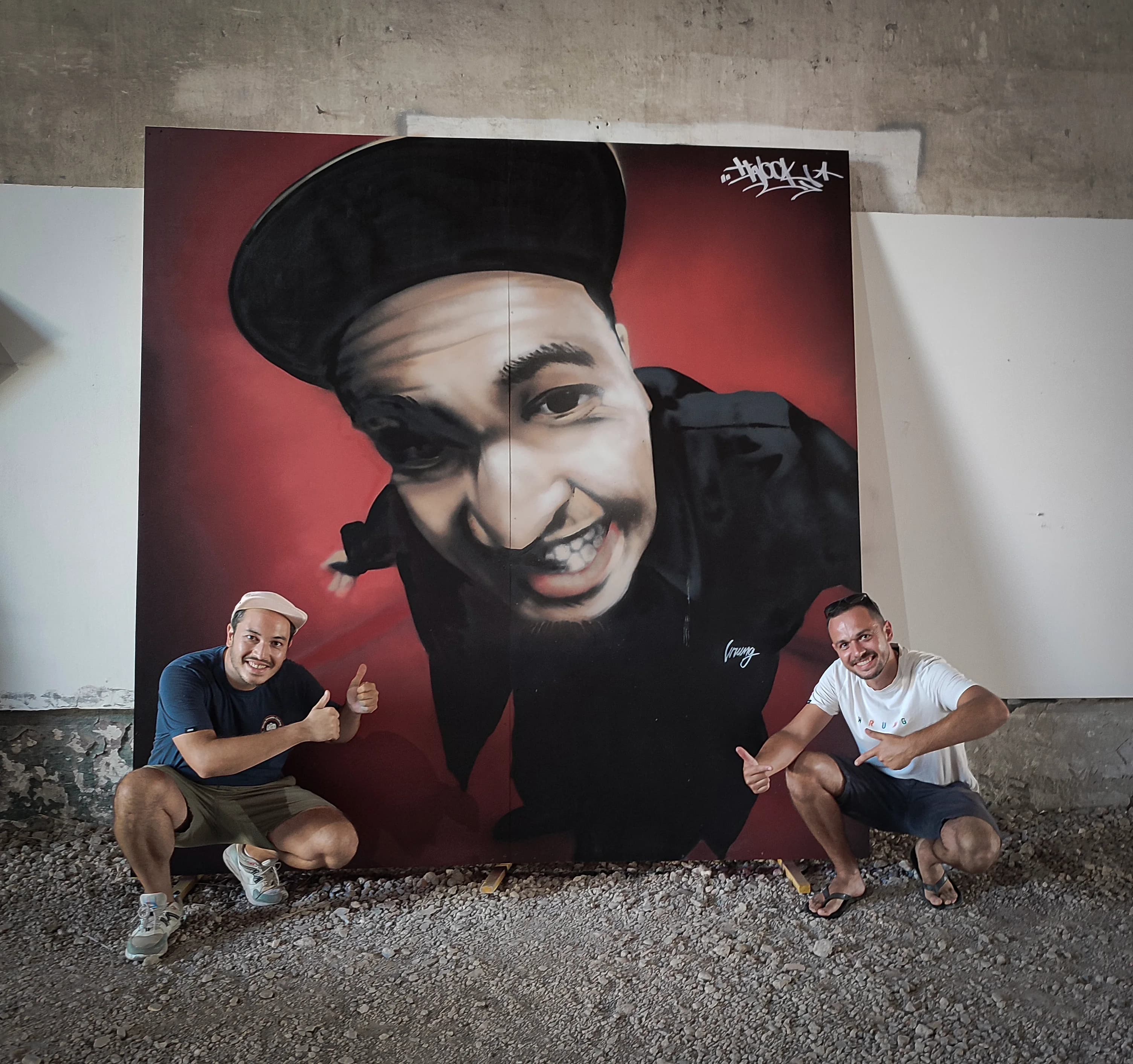 Graffiti portrait d'homme au béret sur fond rouge