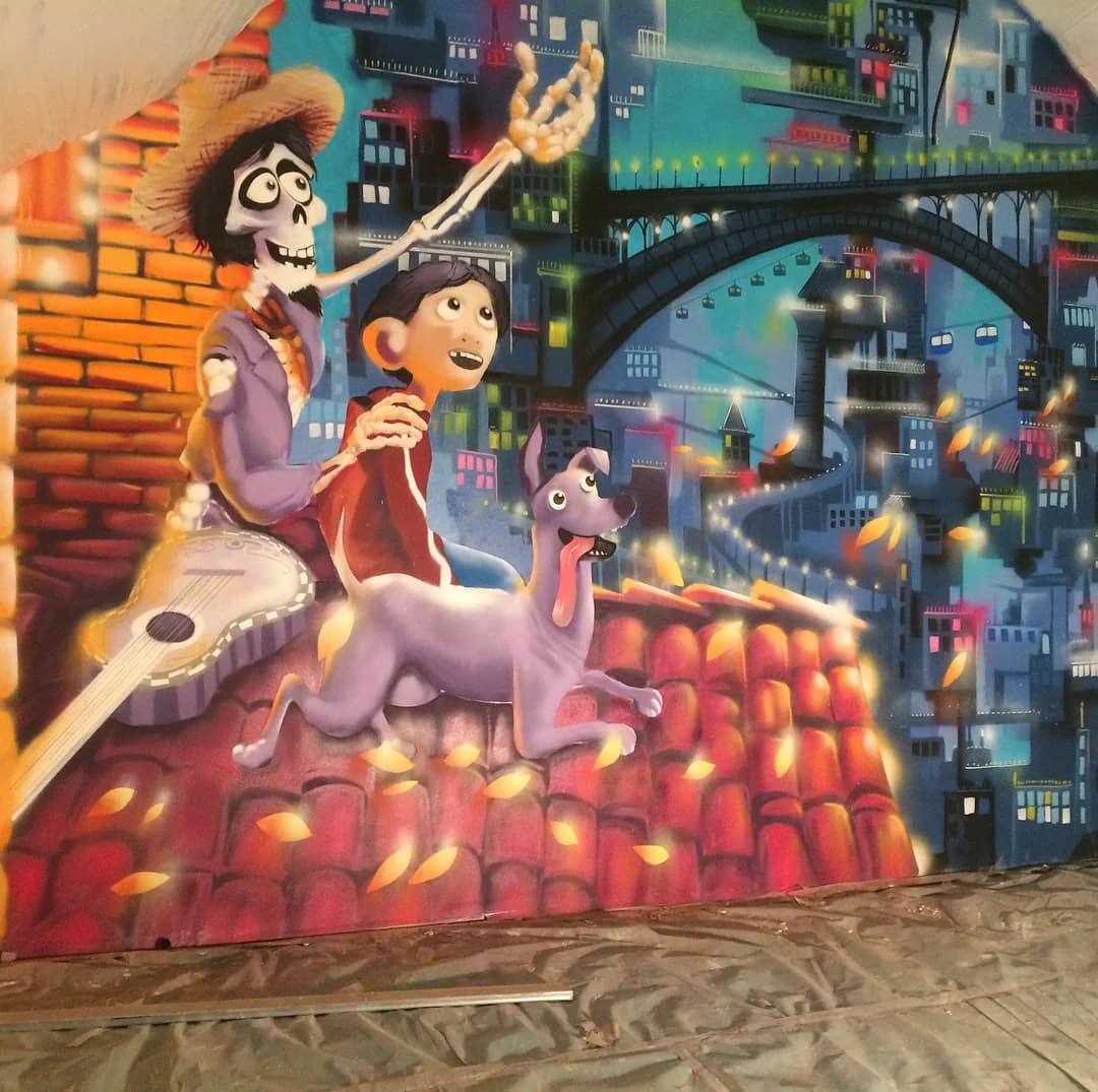 Fresque personnage style bande dessinée — intérieur